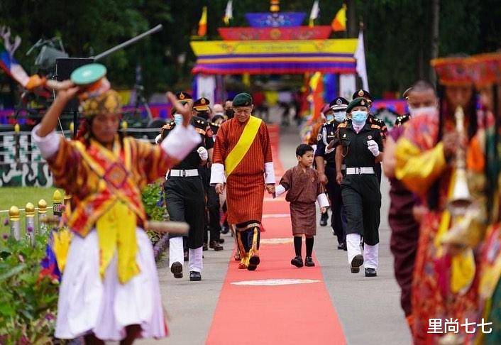 里尚七七|不丹王室齐聚阅兵式，国王主动搂王后秀恩爱，5岁龙太子一脸苦相