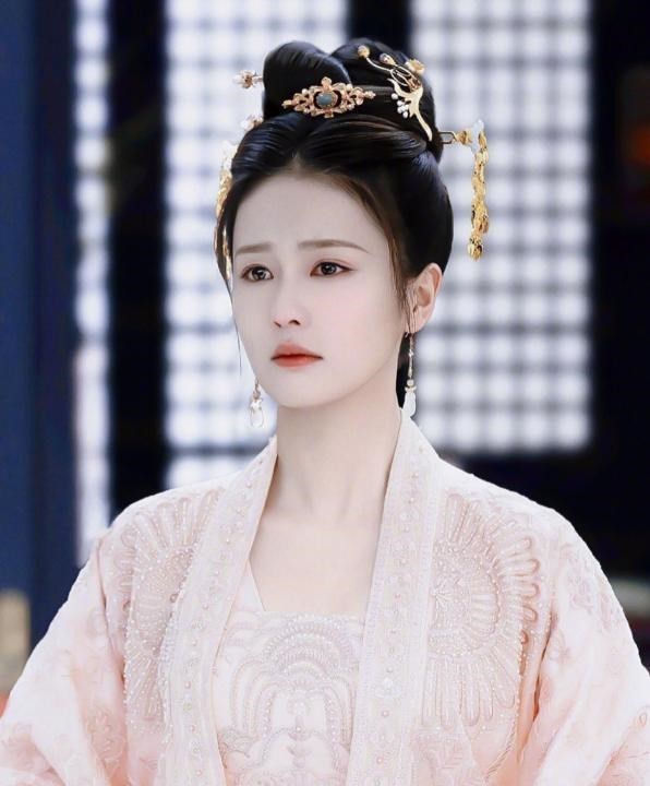 罗云熙|罗云熙又挑对新剧本了，不仅造型惊艳，人设美强惨，女主曾是模特