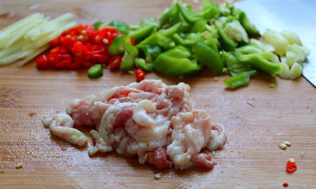 小东妈妈育儿|教你做正宗的粤菜茄子煲，软烂入味、香辣可口，搭配米饭吃太香了