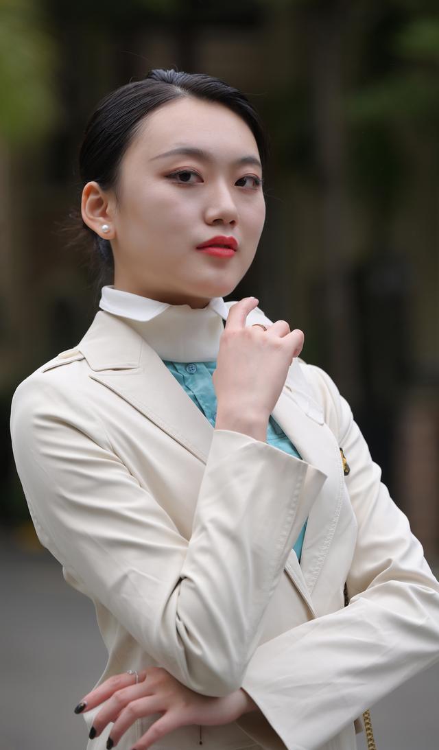 西装|职业女性着装别困惑，两件套西装裙+尖头细跟鞋，穿出高级轻熟风