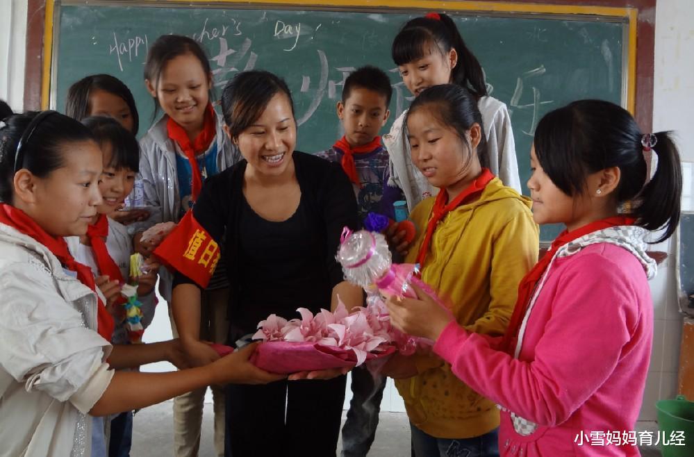 小雪妈妈育儿经|家长群集资买礼物送老师,“马屁精”家长提议被怼:咋不送套房?