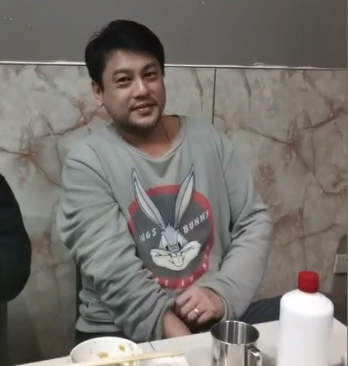 李若彤|F4成员朱孝天近况罕曝光！皮肤黝黑胡子拉碴，身材发福眼睛眯成缝