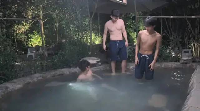 |小鲜肉在节目中泡澡，白斩鸡身材引争议，网友：幻想破灭了