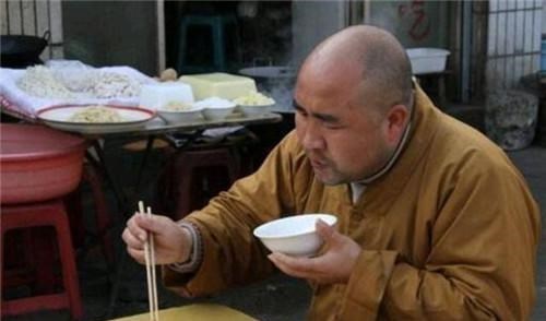 小喵姐|庙里的和尚们顿顿吃素,为何还肥头胖耳?主持揭秘:关键在伙食上