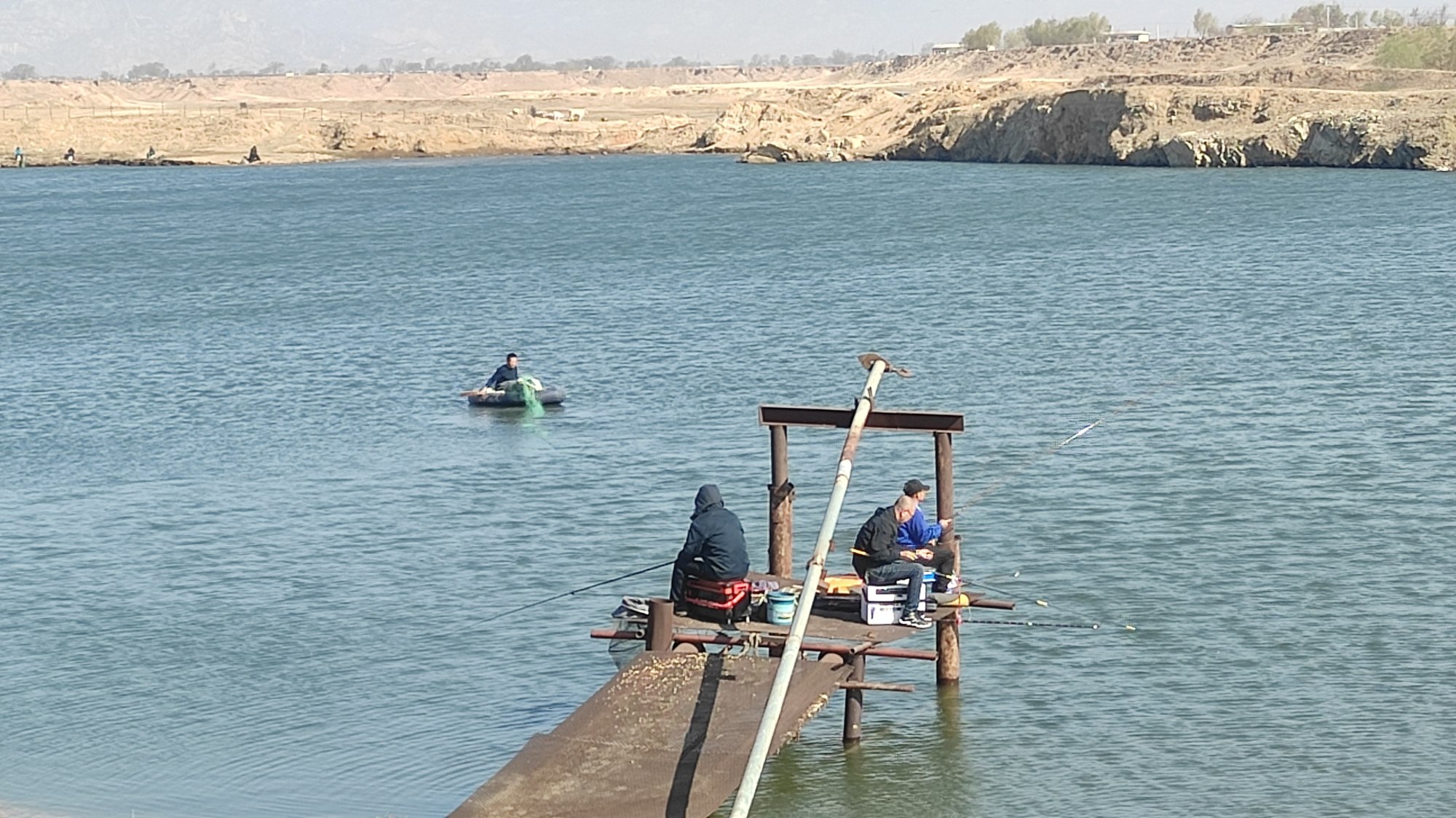 |灭绝性钓鱼危害真的不大吗？上百钓鱼人，五天钓光一沙坑。