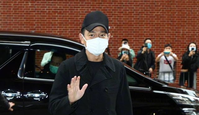 周星驰|刘德华抵达吴孟达灵堂，周星驰在助理搀扶下现身，或将为达叔扶灵