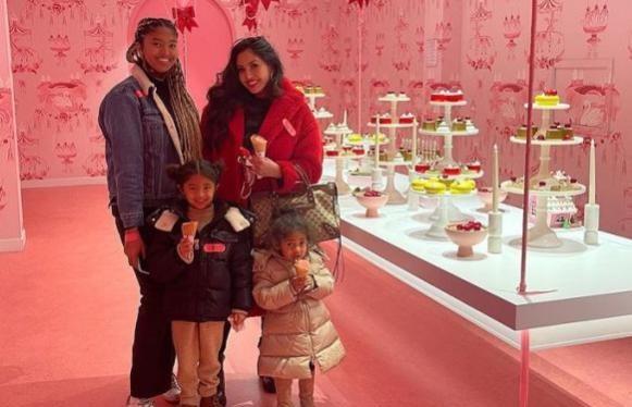 少女心|瓦妮莎晒全家福!带孩子们游玩甜品展拍广告,39岁科嫂少女心爆棚