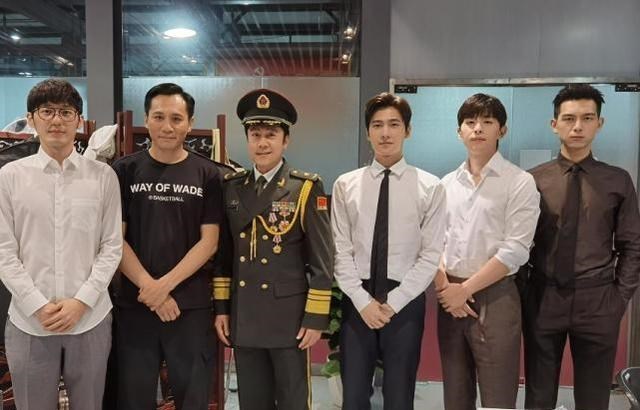 何沐青谈|七一晚会:李现杨紫同框,王一博自拍引众星聚集,靳东插不进去