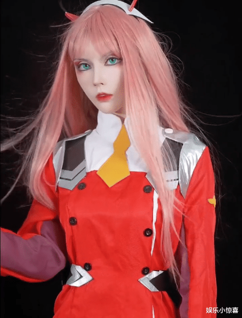 芭比娃娃|芭比迪丽拉终于放弃公主裙，转型COS动漫角色，网友：没眼看