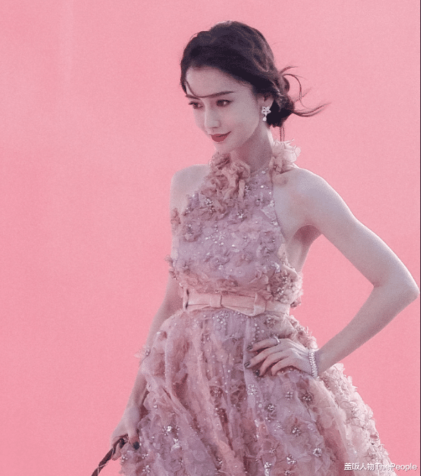 倪妮|还在容貌焦虑？看看倪妮的小肚子、杨幂的双下巴、热巴的满脸痘吧