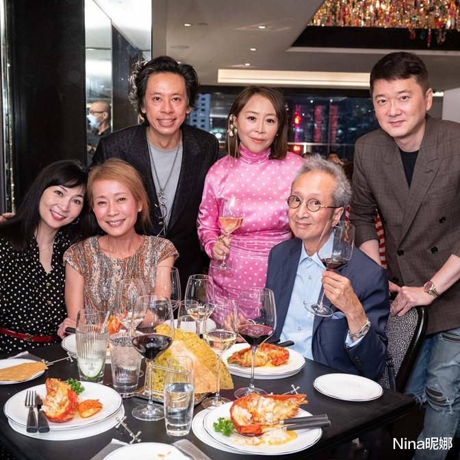 叶童|58岁叶童真老了，穿T恤裙喝红酒面黄肌瘦似大妈，同框大9岁老公似隔辈