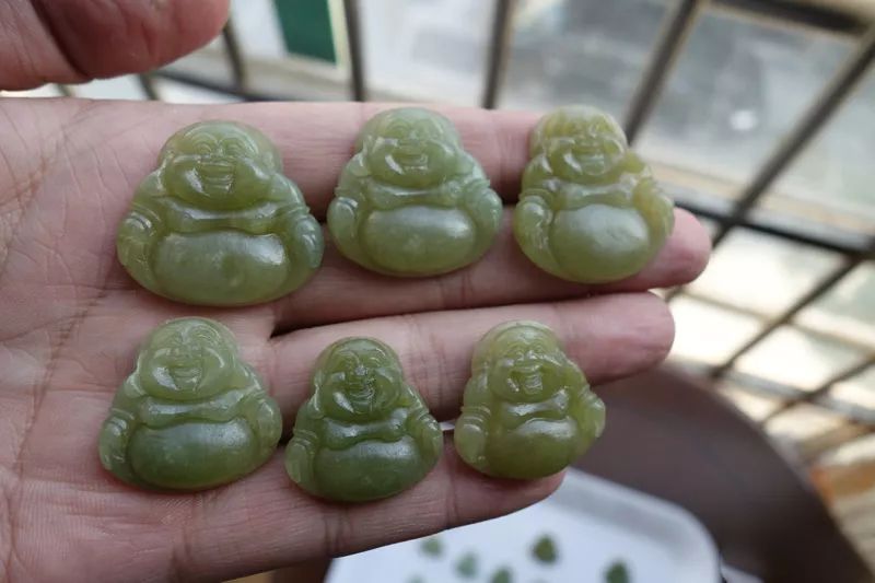 翡翠|捡漏到一块不起眼的翡翠原石，竟切一堆黄翡弥勒佛，心里美滋滋的！