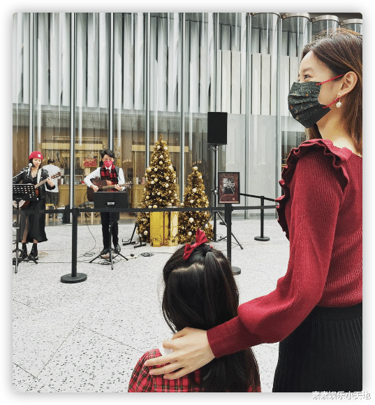 章泽天|章泽天和女儿爬山合影，女儿长相随父亲，模样显得很成熟