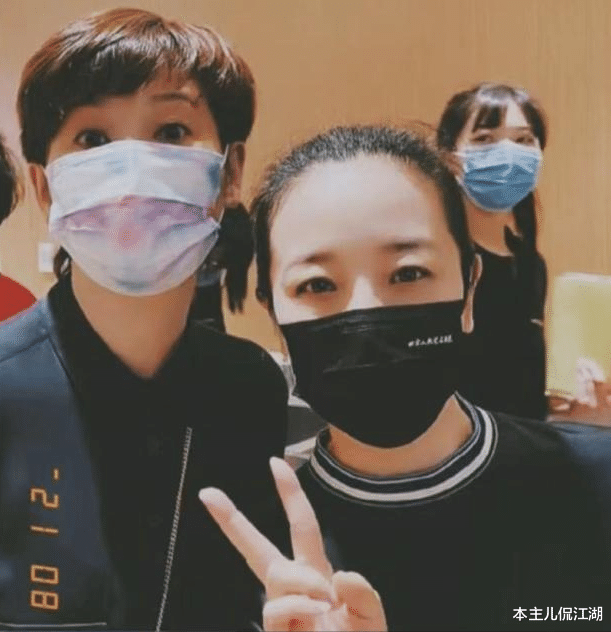 林依晨|陈小艺：23岁爆红，和老公分居11年，41岁“出轨”小9岁导演