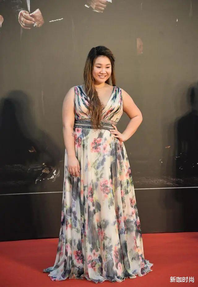 新咖时尚|胖女人不能穿碎花裙？跟着郑少秋女儿学搭配，180斤也能美出圈！