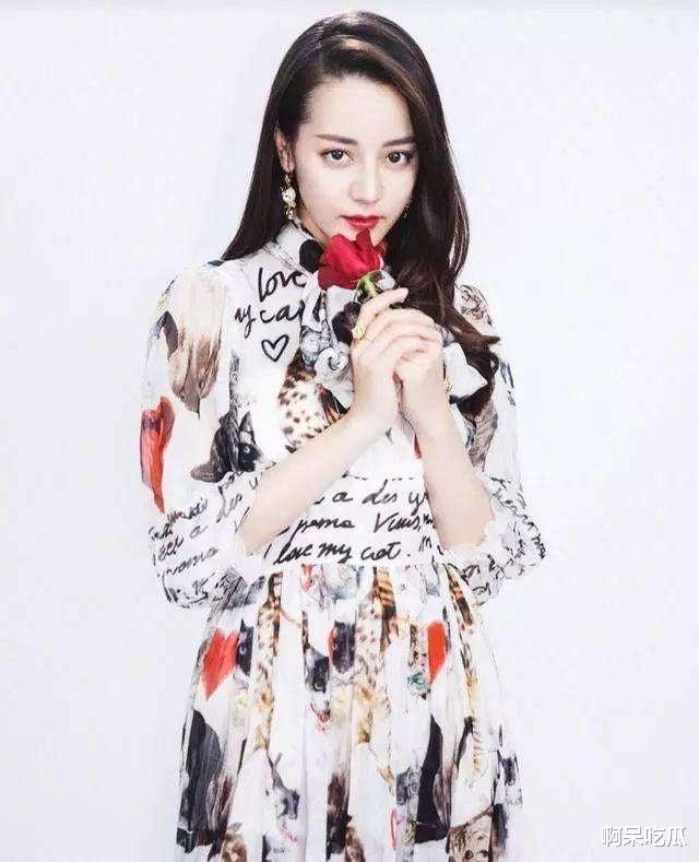 迪丽热巴|热巴撞衫多位女明星，每次都能完胜，好身材是关键！