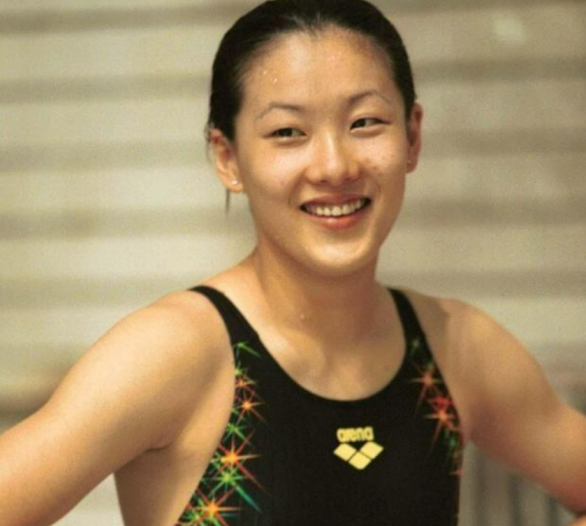 伏明霞|伏明霞:嫁给富豪后,不忘老家的穷亲戚,3个女儿很幸福