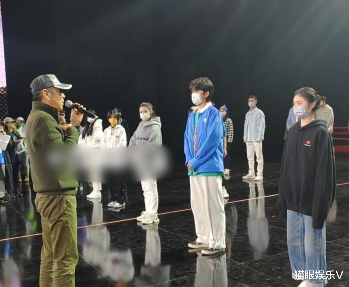 陈道明|陈道明主席范好足！现场教导青年演员，张子枫蒋依依等人站姿恭敬