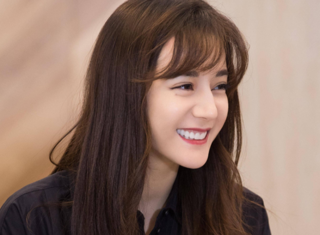 迪丽热巴|独特的气场，美得耀眼 迪丽热巴特随和善良一姑娘