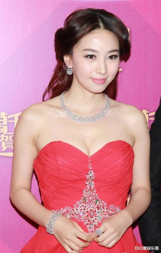 贾晓晨|他被周润发抱着长大，二婚妻子险无法走路，女儿食物中毒