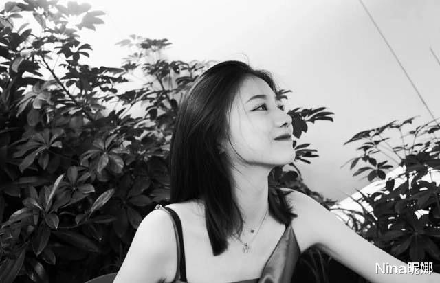 Nina昵娜|汪峰大女儿发育彻底成熟，大胆穿吊带美过章子怡，化浓妆真像亲妈