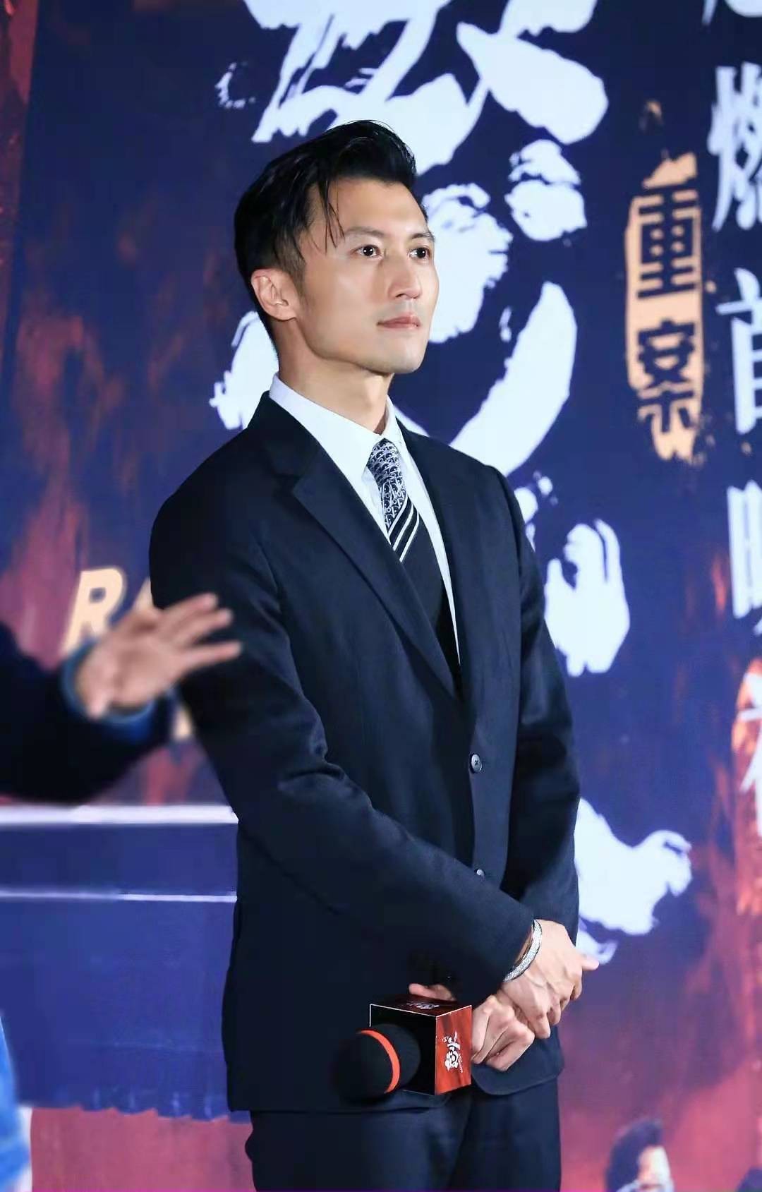 时尚风行派|41岁谢霆锋帅成型男标杆！戴耳钉出席活动一点不油腻，真羡慕王菲