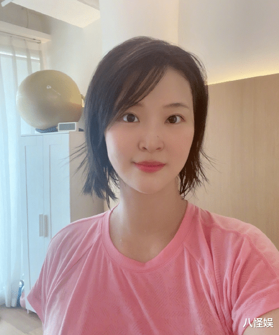 邓伦|惠若琪晒全家福为女儿庆百天，怀抱女儿与老公甜蜜亲吻，好幸福