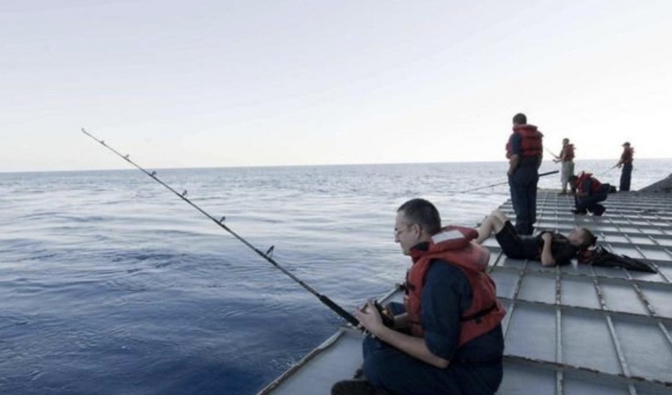 |想在航母上钓鱼有多难？甲板太高，掉下去就玩完！