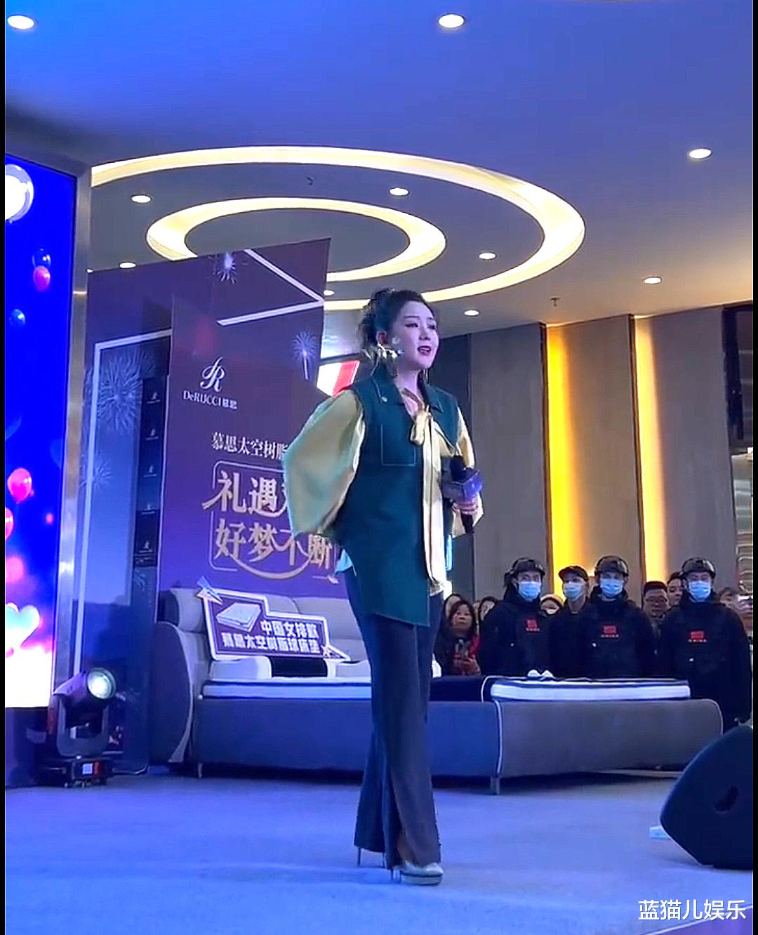 何洁|失业后的何洁：四处商演赚奶粉钱养娃儿，寒酸打扮似大妈令人心疼