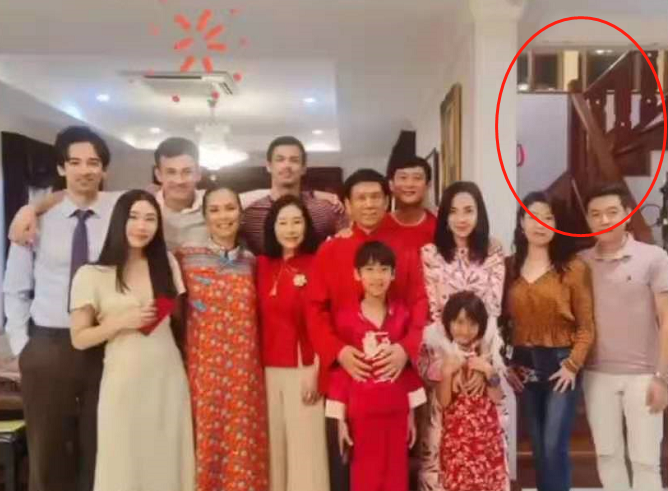 韦唯|57岁韦唯携混血儿子庆新年，素颜出镜似冻龄，家中豪宅尽显奢华