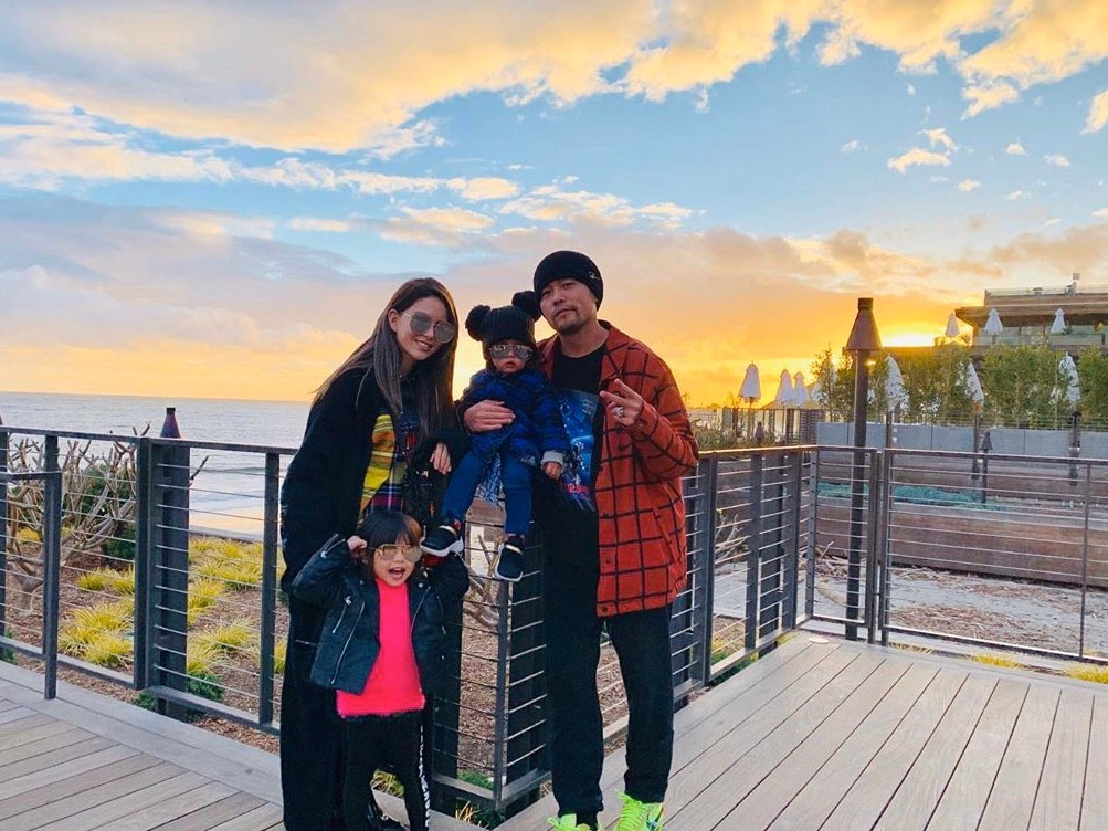 演唱会|周杰伦6岁女儿坐豪车赴考！一头金发十分炫酷，豪车被曝六千万