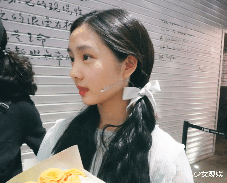 赵丽颖|15岁黄多多分享文艺照，穿着前卫但略显成熟，表情让人看愣了