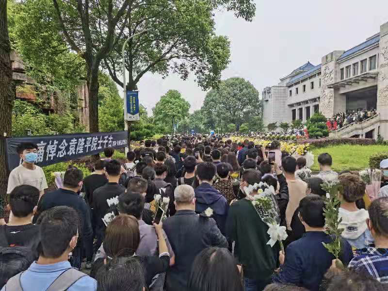 深圳特区报读特客户端 永远缅怀他！长沙市民和全国各地的民众络绎不绝地前往送别袁隆平同志