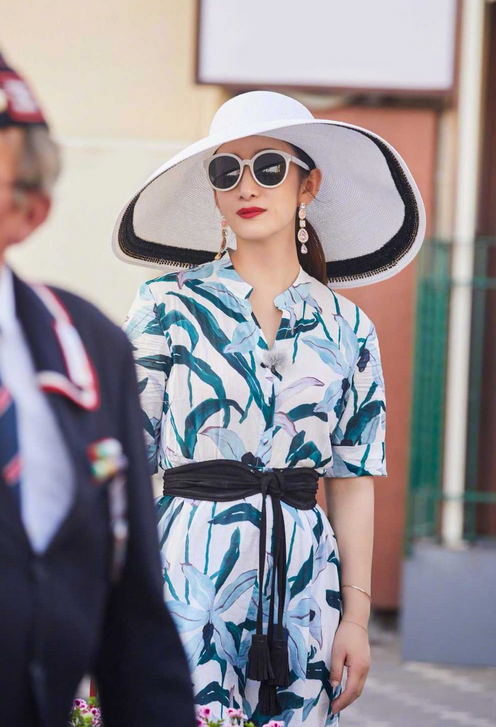 美人哒|秦海璐这高级感真让人服气，穿印花裙配贵妇帽，美到国外去了
