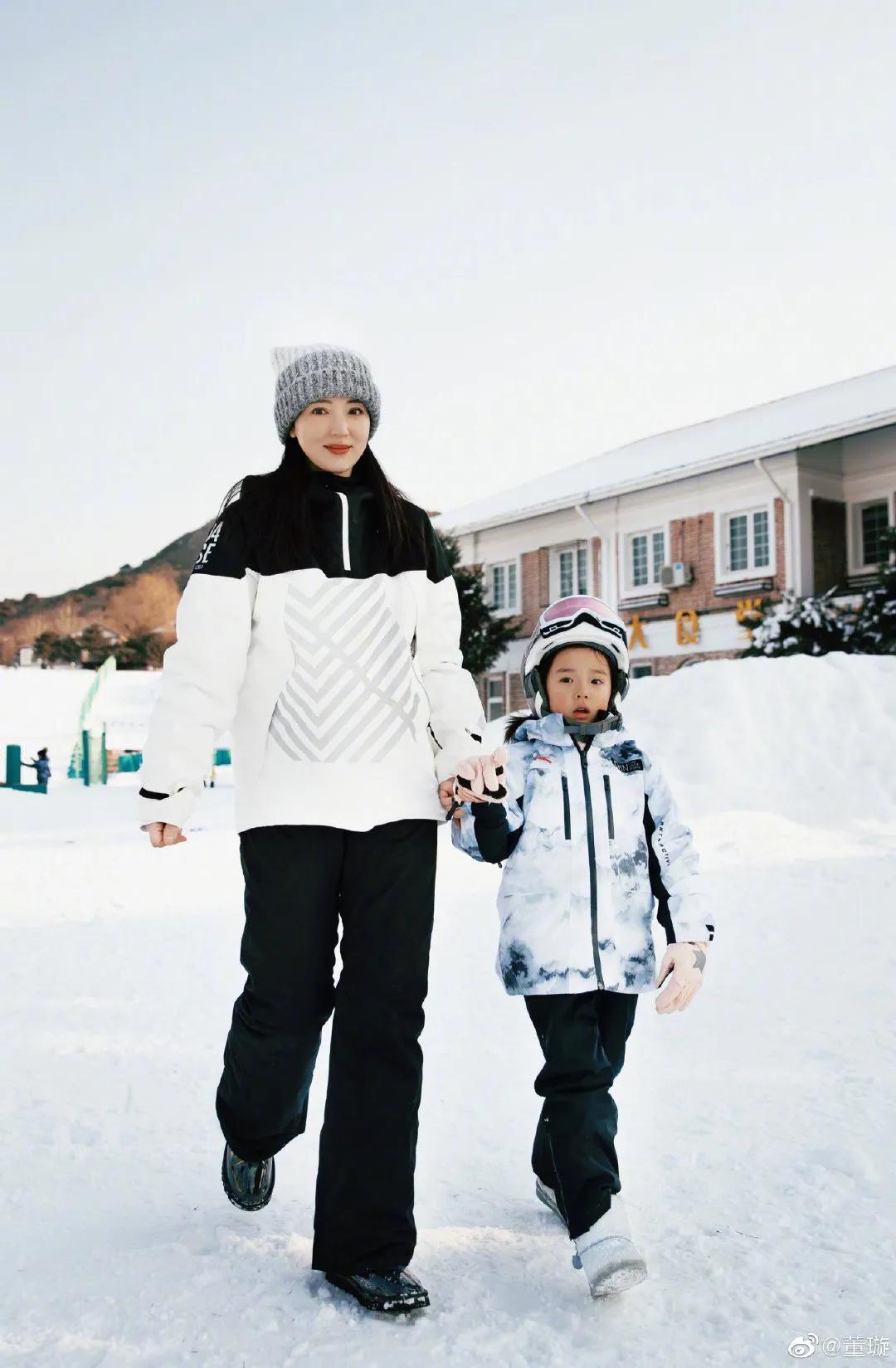 春晚|董璇晒母女滑雪照超酷，5岁小酒窝滑雪初体验，摔得又哭又笑