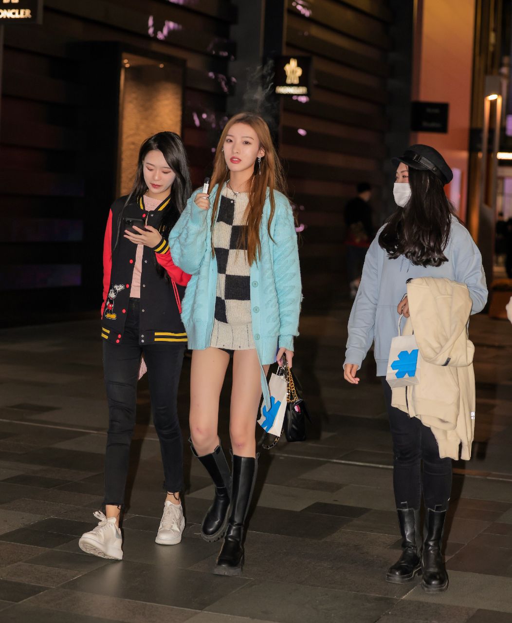 成都女孩带火了“光腿神器”,这9套下衣失踪的造型,也太时髦了