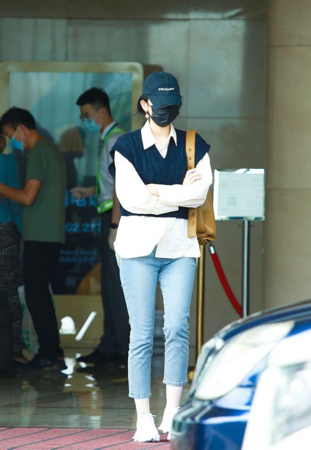 潮流前沿|娜扎的审美真难懂，穿“爷爷的背心”走机场，硬把土味穿出时尚