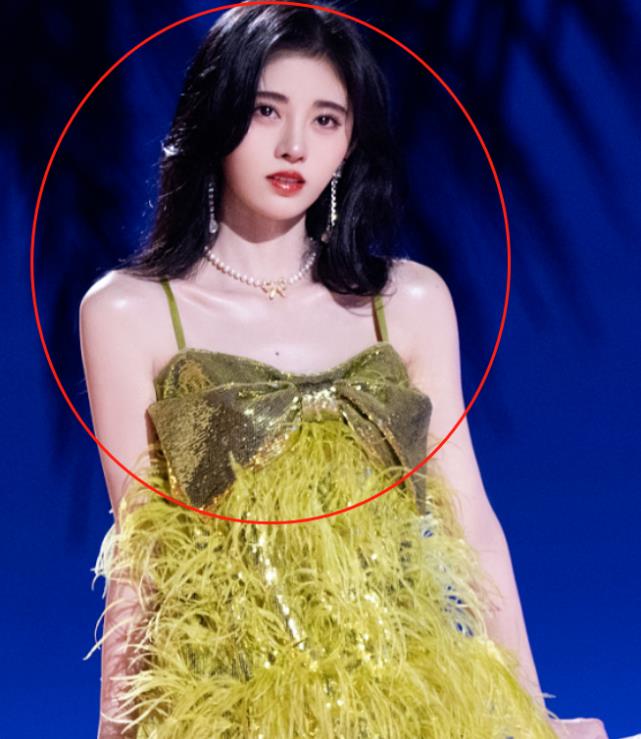 鞠婧祎|181曾舜晞同框159鞠婧祎,身高差成最大槽点,说谎的认了吧