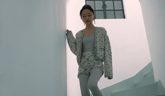 方脸妹说时尚|周迅罕见参加电影人酒会，高调穿丝袜配彩虹短裙，面色红润超富态