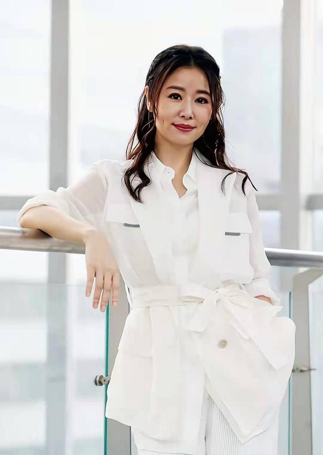 穿衣搭配|林心如换新发型真显年轻，穿风衣外套搭丝绒裤，45岁很难被看出