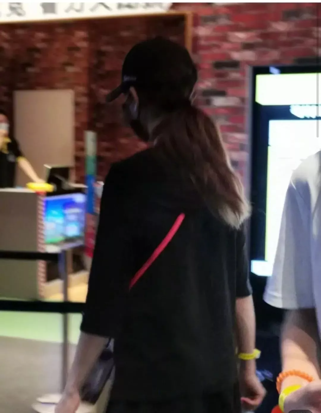 动漫龙珠二次元 蔡少芬在商场插队，被网友曝光“话都讲不通”，就离谱哈哈哈哈