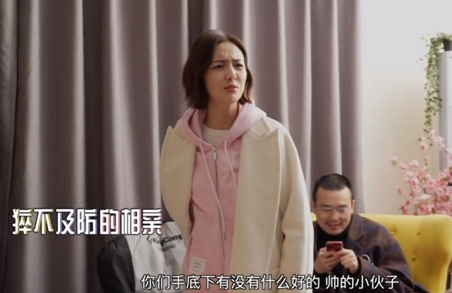 肖战|38岁佟丽娅游乐场被偷拍！穿短裙双腿细如竹竿，与异性热聊心情好