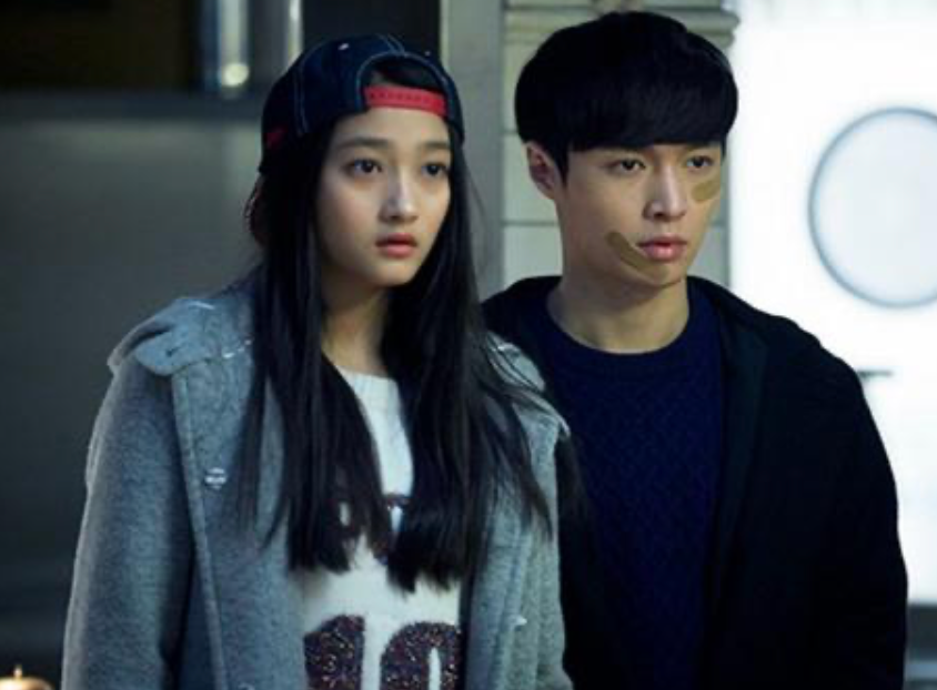 都美竹|?关晓彤街头拍戏被偶遇！一双大长腿纤细白皙，穿平底鞋与男方等高