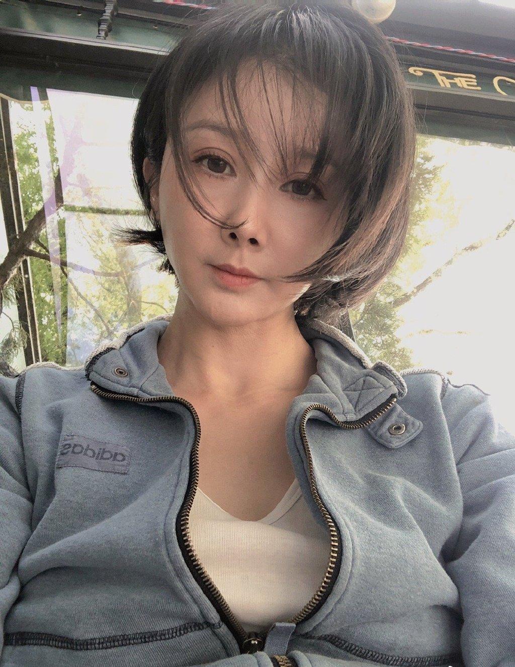 BiuVogue|孙菲菲一身休闲服饰很随和又自然，没有浓艳的妆容，依然很美