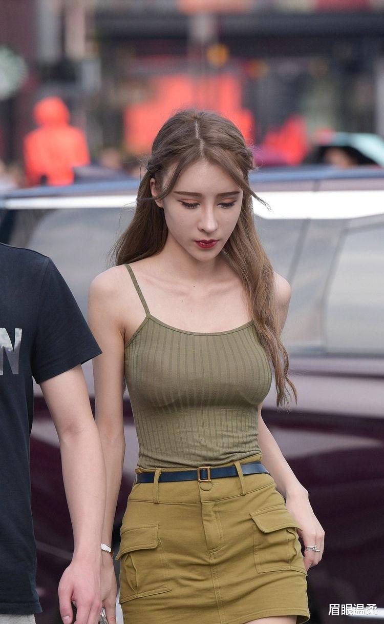 眉眼温柔 如果你身材很好的话，可以背心搭配短裙，美的像个精灵