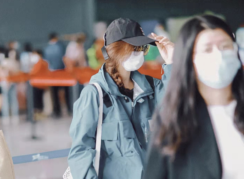 时尚风行派|刘诗诗闷声办大事！穿半套香奈儿高定把玩香水，优雅气质不输周迅