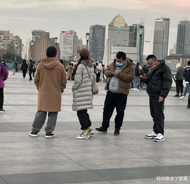 黄渤|黄渤现身外滩跨年,神秘美女甜蜜挽胳膊,被发现后二人刻意保持距离