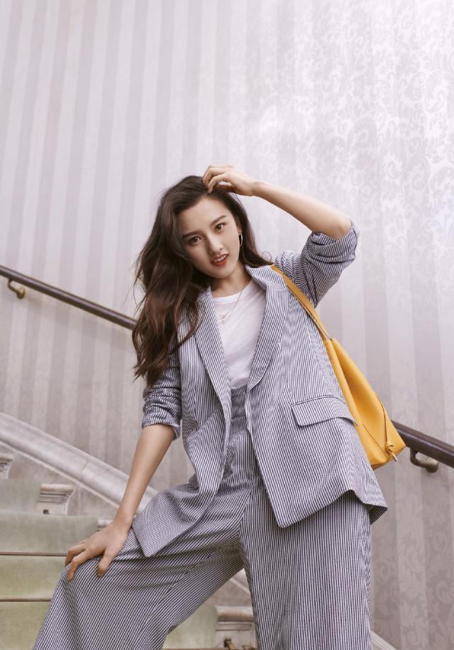 宋祖儿|有种“发育过猛”叫宋祖儿，深V礼服大秀事业线，网友：火辣身材