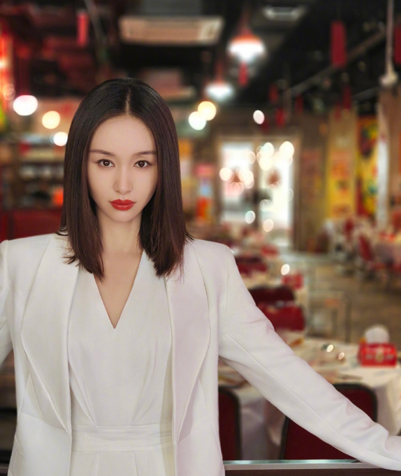 王子文|王子文吴永恩街头上演偶像剧？不顾旁人亲密搂抱，宛如小情侣逛