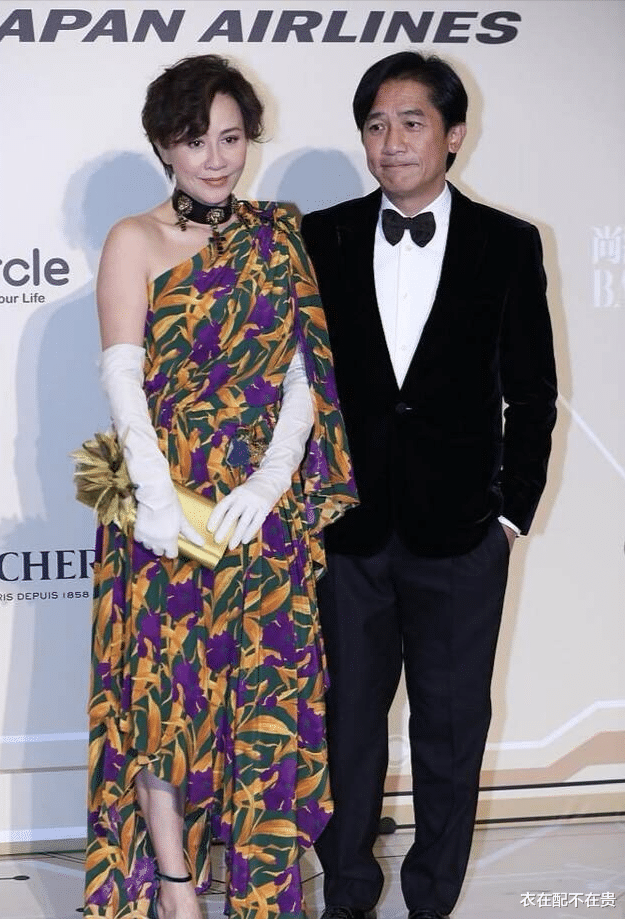 衣在配不在贵 55岁刘嘉玲携老公登台,穿碎花裙气质优雅,梁朝伟发型老气像跟班